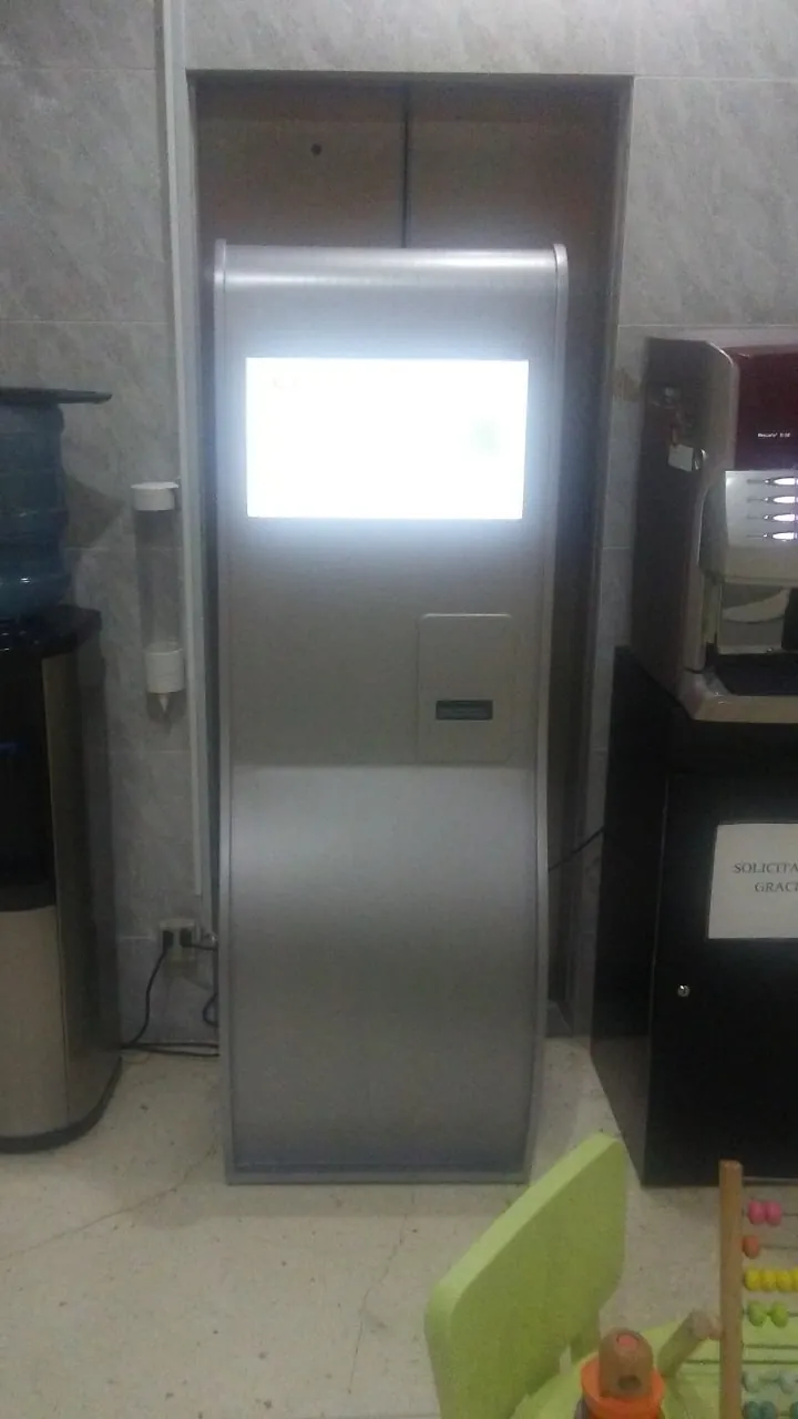 Dispensador de tickets para ordenar filas de espera en centro de atención