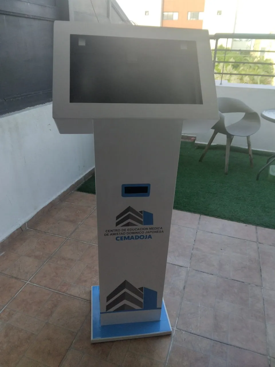 Turnero de autoservicio blanco identificado para CEMADOJA