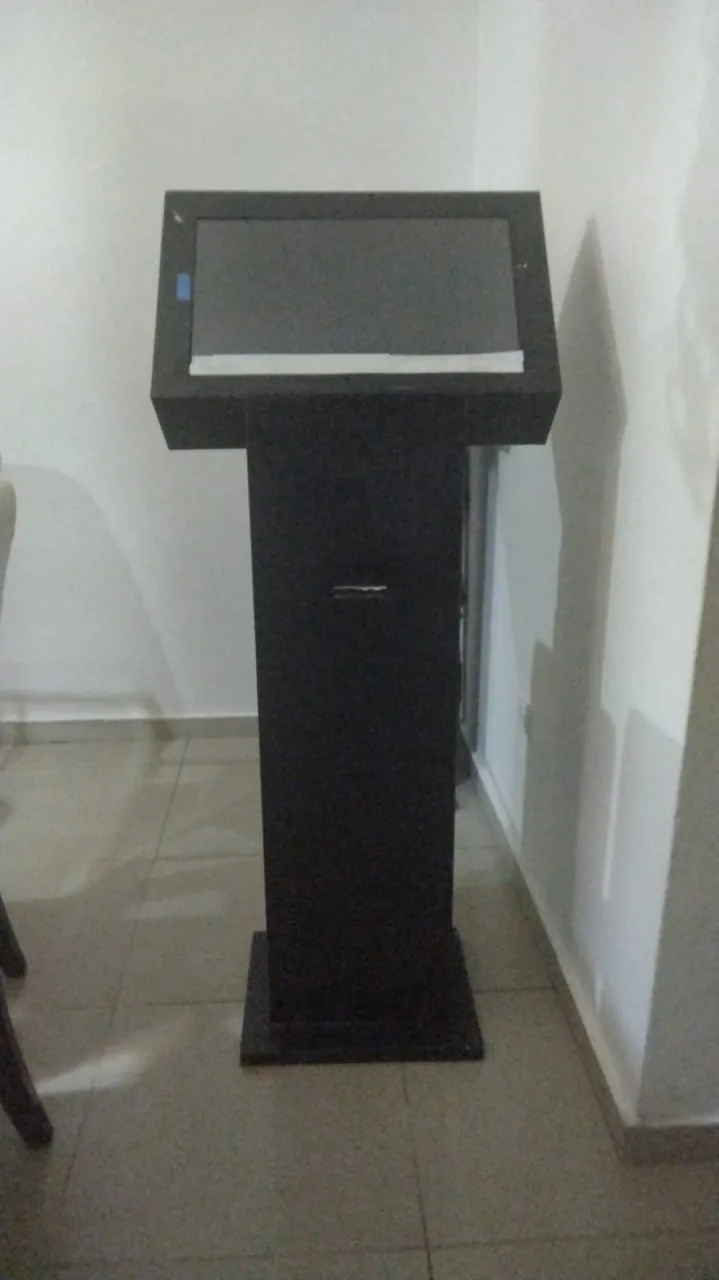 Terminal negra de autoservicio para sistema digital de turnos