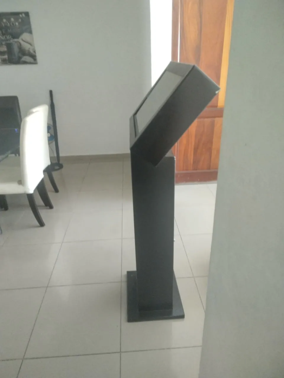 Vista lateral de un kiosco negro para emisión digital de turnos