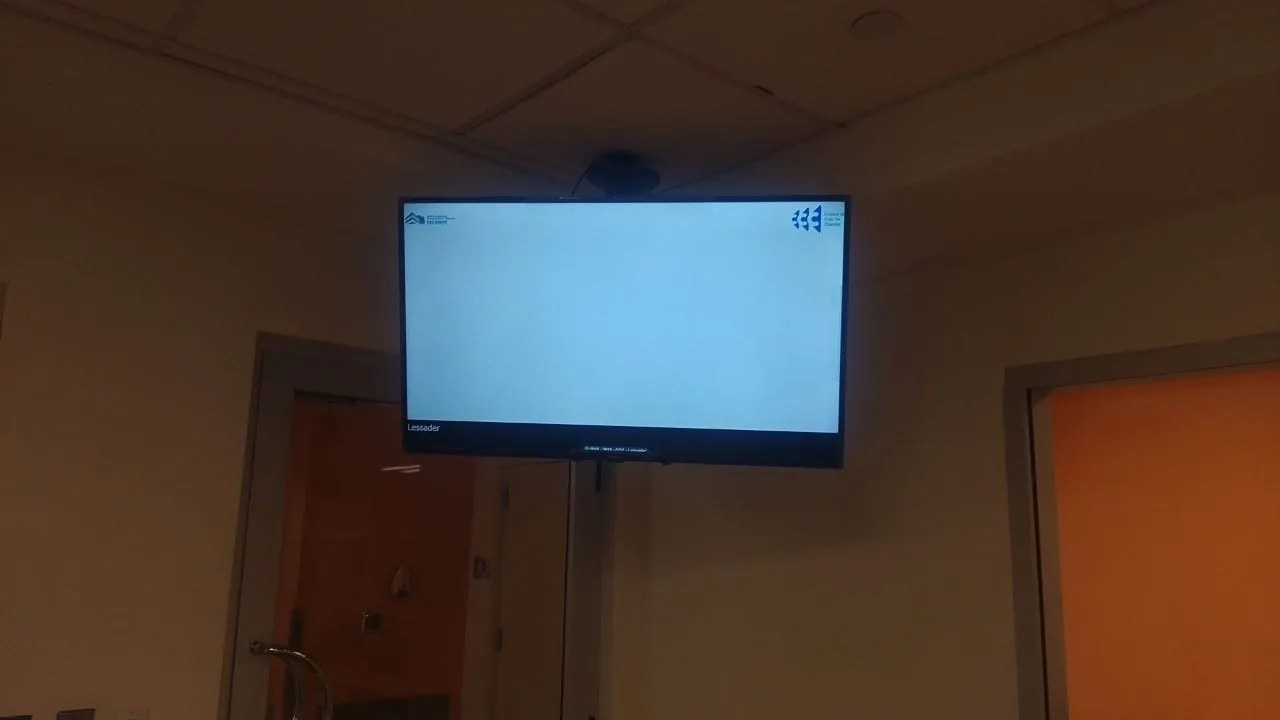 Pantalla de llamado de turnos instalada en área de espera de un centro de atención